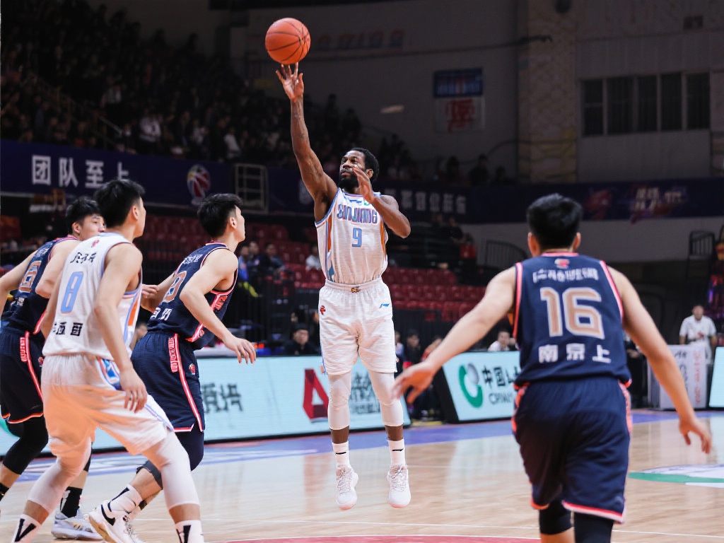 桑韦尔压哨三分助新疆首节领跑南京